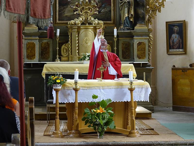 Dva křížky obnovil Stanislav Schneedorf poblíž Želnavy. Těm se v neděli 24. července dostalo požehnání.