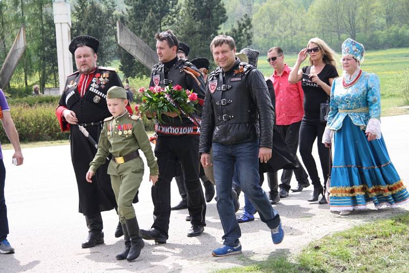 Místo původního památníku leží pod silnicí, konec druhé světové války na Prachaticku připomíná novější. I sem přišli Noční vlci položit květiny.