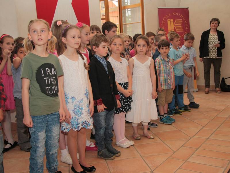 V pondělí pasovala spisovatelka Michaela Fišarová v Radničním sále v Prachaticích nové čtenáře. Jako první si ceremoniál užili prvňáčci ze ZŠ Vodňanská se svými rodiči a příbuznými. 