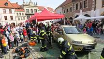 Prachatičtí hasiči na Velkém náměstí předvedli svoji výjezdovou techniku, která byla slavnostně posvěcena i práci lezců.