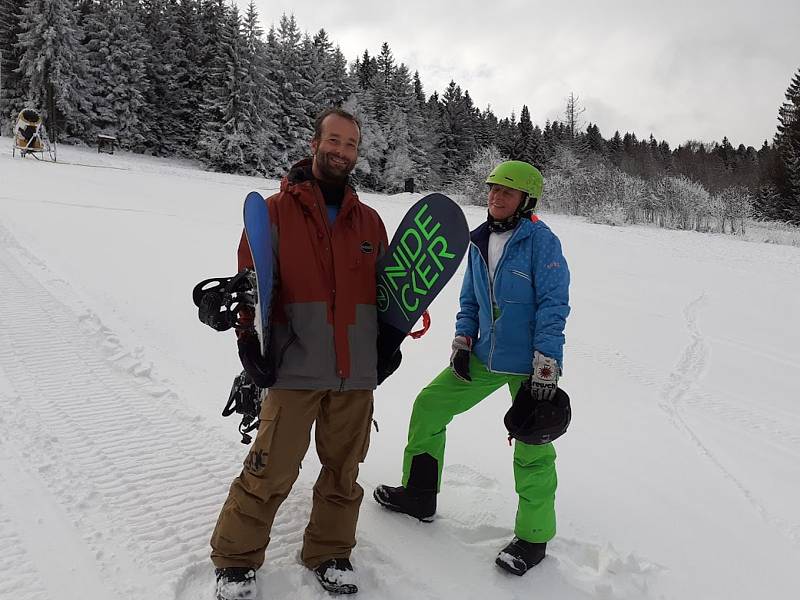 Lanovky a vleky ještě na Šumavě nejezdí, zasněžené sjezdovky na Zadově a Kvildě už ale brázdí první nadšenci.