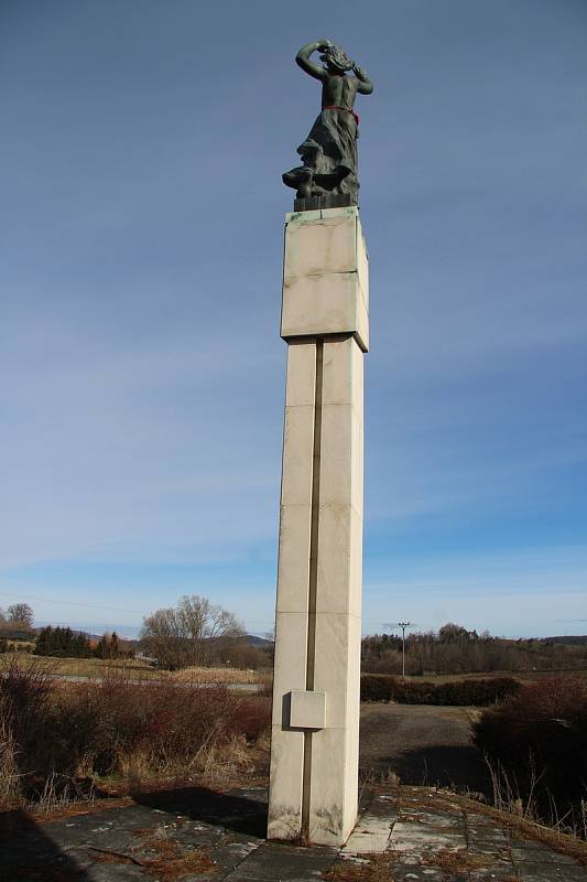 Betonový monument s názvem Pomník míru, který byl na vitějovické křižovatce vybudován v roce 1987. Právě podle sochy mávající ženy je místo nazýváno U Stopařky.