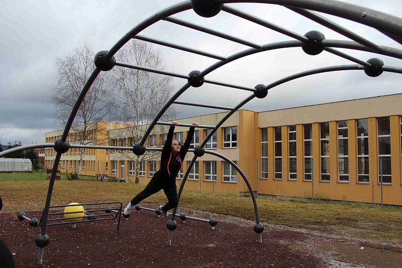 Děti ze zájmového útvaru Parkour z volarského DDM si poprvé zasoutěžily na novém hřišti ve Volarech.