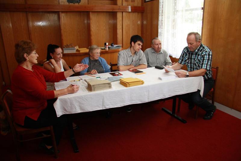 Volební komise v Šumavských Hošticích očekává prvního voliče.
