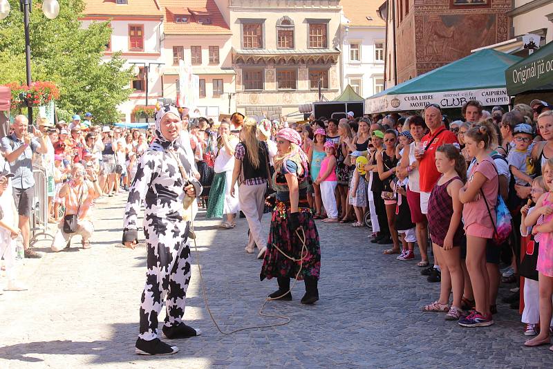 Kočár tažený koňmi přivezl na Velké náměstí Leonu Machálkovou. V průvodu se představili všichni účinkující.