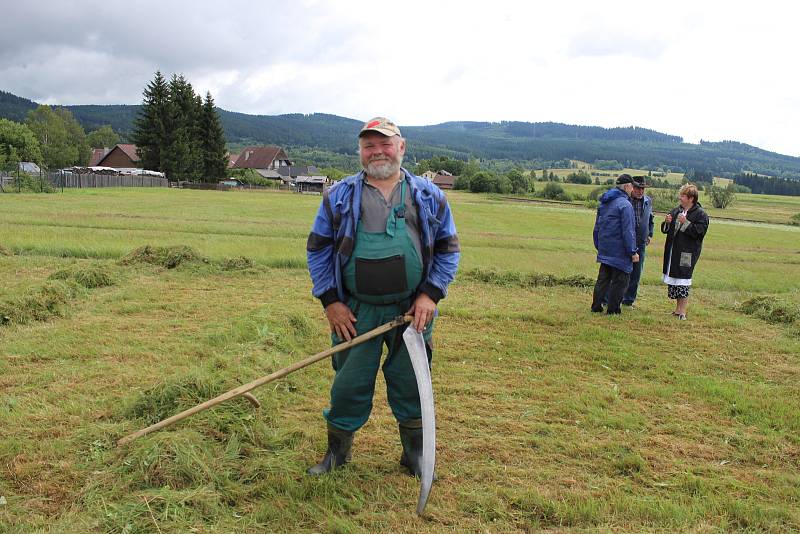 Volarský sekáč se stal již tradicí. Déšť soutěžení trochu komplikoval.