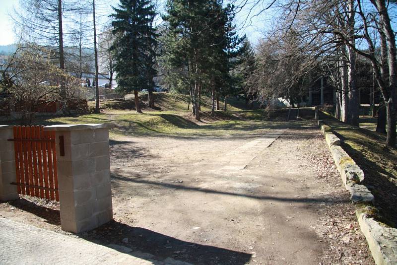 Štěpánčin park v Prachaticích by měl doznat změn. Jak velké a zásadní budou, o tom diskutovalyi minulý týden přímo na místě samém obyvatelé Prachatic s vedením města.