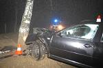 Při čtvrteční nehodě u Husince řidička dostala smyk, vyjela ze silnice a narazila do stromu.