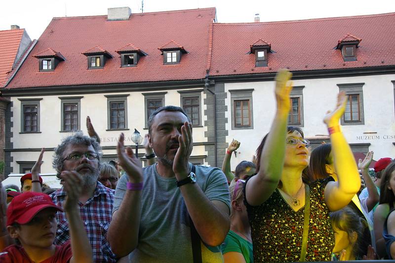 Kapela Turbo roztančila v pátek prachatické náměstí. V samotném srdci města se představila při Slavnostech solné Zlaté stezky.