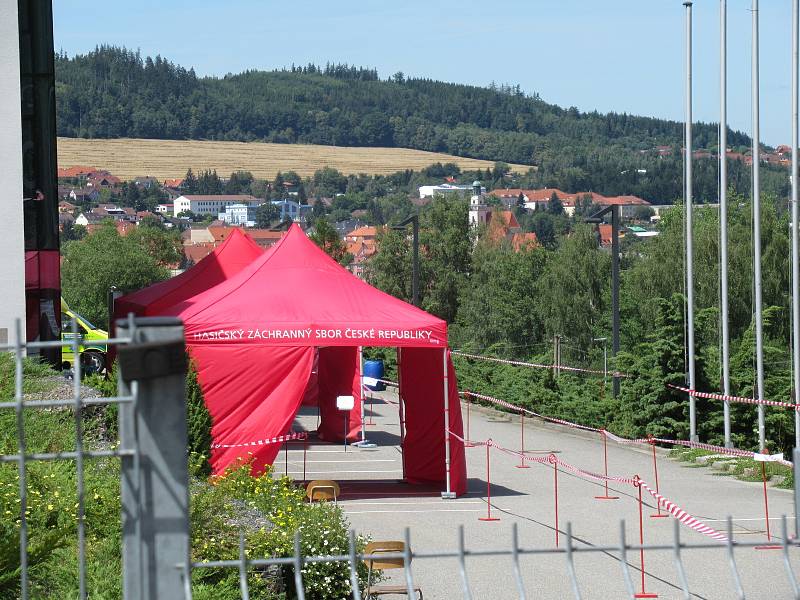 Tři hasiči provedli závěrečný úklid. Jejich úkolem bylo dezinfikování prostorů ve firmě i použitých technických prostředků.