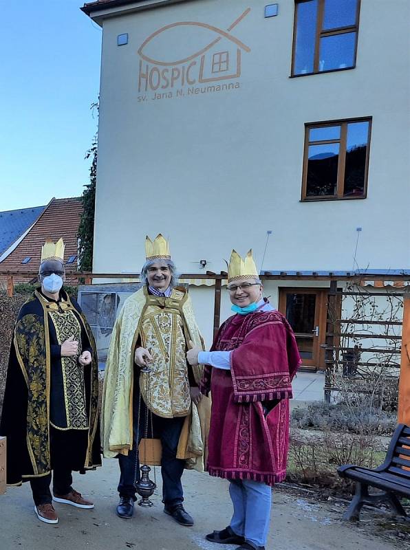 Tři králové přišli také do Hospice sv. Jana N. Neumanna v Prachaticích.