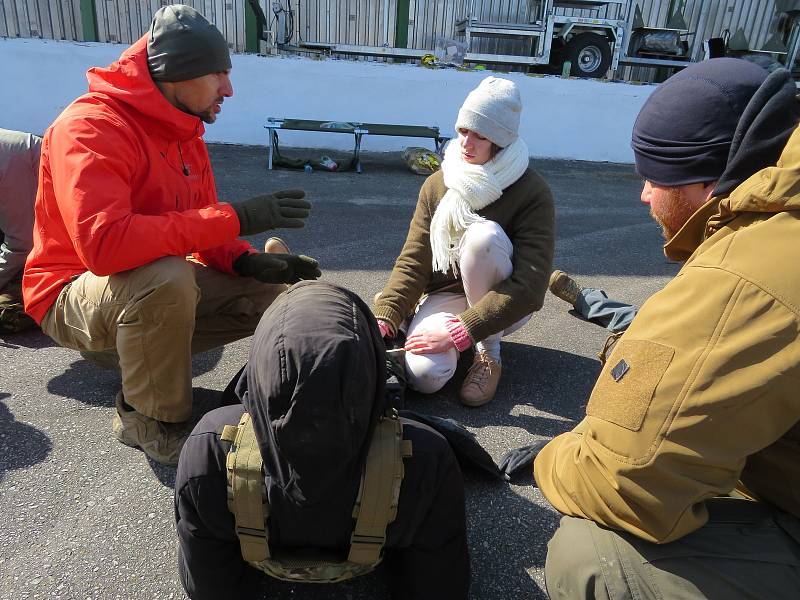 Výcvikově-vzdělávací centrum Elite Training Center Lhenice pod vedením poručíka Jaroslava Duchoně připravuje kurzy bojové medicíny pro ukrajinské občany zdarma. Jeden z nich se uskutečnil v neděli 20. března.