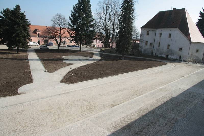 Nákladem kolem jedenácti milionů korun nechalo město Vlachovo Březí zrekonstruovat kompletní komunikace a spolu s nimi i sítě v nádvoří areálu bývalého pivovaru.