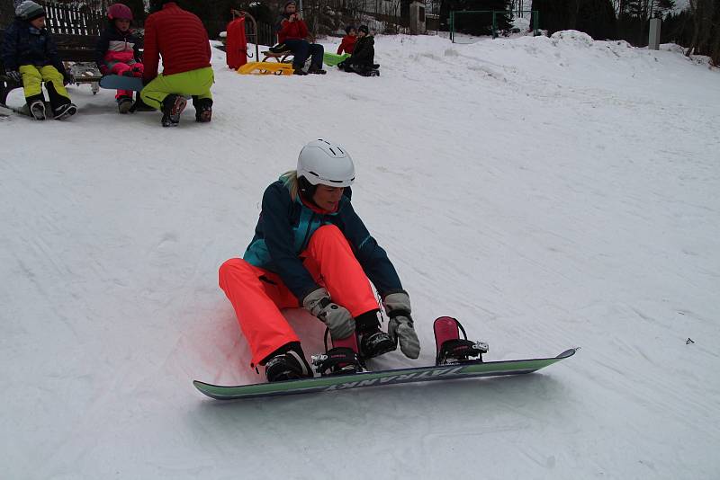 Sjezdovka na Fefrách byla v sobotu 23. ledna odpoledne plná sáňkařů či snowboardistů.