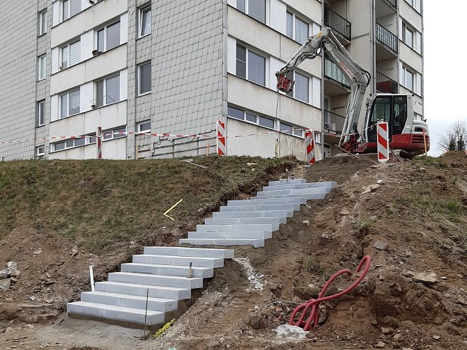 Nové i opravené chodníky budou mít k dispozici letos v létě obyvatelé vimperského sídliště Míru.