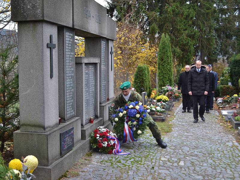 Zástupci města a Klubu vojenských důchodců z Prachatic uctili památku padlých ve světových válkách.