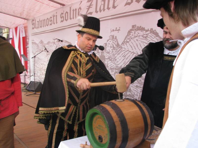 Starosta Bauer naráží sud piva pro soumary