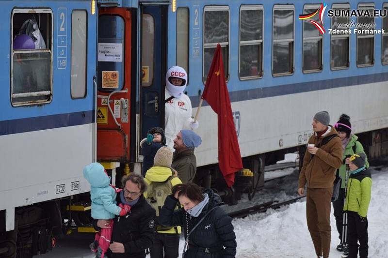 Silvestrovský vlak 2018. Poslední jízda v roce byla  tématicky laděna jako narozeninový vlak.