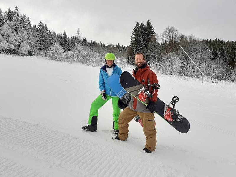 Lanovky a vleky ještě na Šumavě nejezdí, zasněžené sjezdovky na Zadově a Kvildě už ale brázdí první nadšenci.