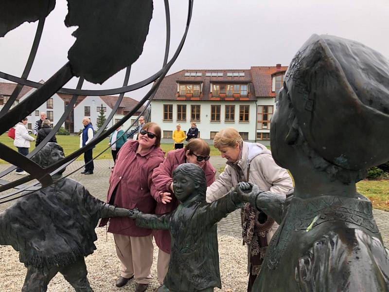 Prachatičtí senioři navštívili koncem roku v rámci projektu Jsme na stejné vlně, dotovaného z MPSV,  místo „přátelské seniorům“ Hlubokou nad Vltavou.