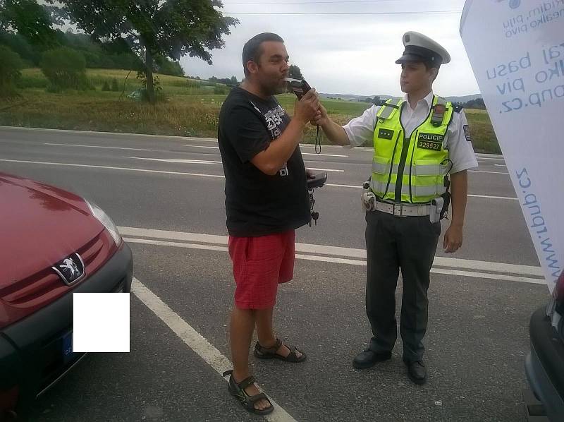 Policisté na Prachaticku řidiče pochválili, když řídí, pijí nealko.