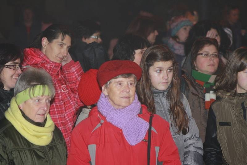 Česko zpívá koledy podpořili i Prachatičtí na Velkém náměstí.