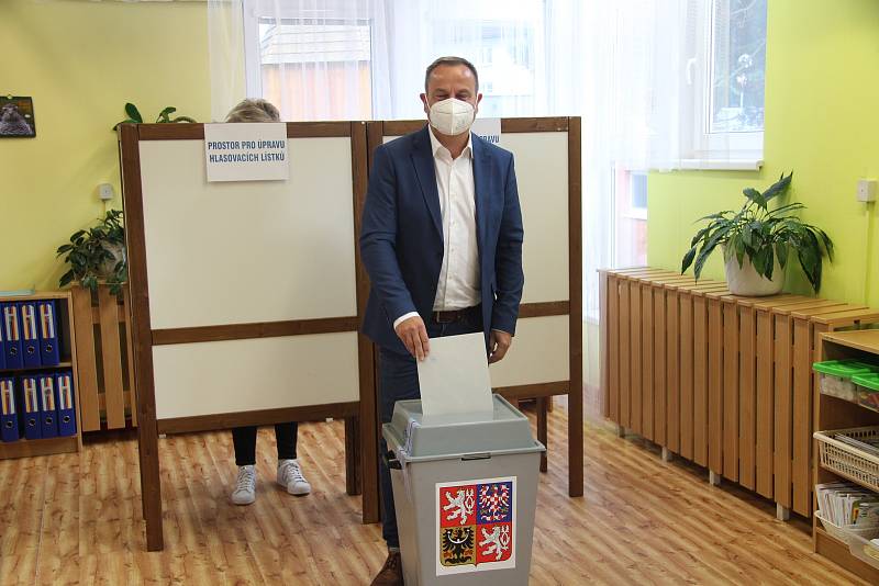 Lídr koalice SPOLU pro jižní Čechy Jan Bauer odevzdal svůj hlas v pátek 8. října v pět hodin odpoledne v MŠ Česká v Prachaticích.