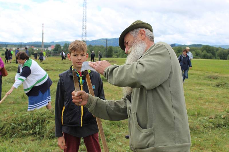 Volarský sekáč se stal již tradicí. Déšť soutěžení trochu komplikoval.