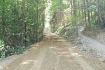 Lesní cesty poškozené během kůrovcové kalamity nechala společnost Městské lesy Prachatice opravit částečně už loni. Opravy pokračují i letošním roce.