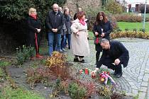 Výročí 17. listopadu v Prachaticích si vedení města připomnělo položením květin u sochy Mensch v Zahradní ulici.