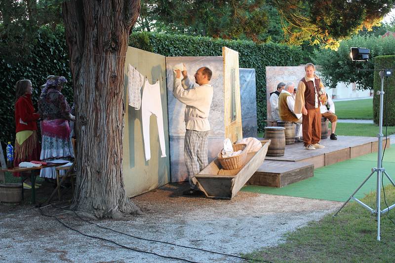 Spolek divadelních ochotníků Tyl z Netolic zahájil divadelní léto v zahradě na zámku Kratochvíle hrou Darmošlapky.