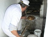 Pekař Augustin Sobotovič sází do pece chléb