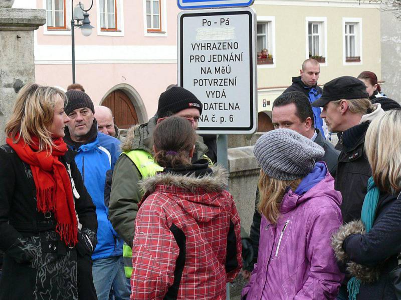 Přihlížející si s představiteli a sympatizanty DSSS někteté nazory vyříkali z očí do očí.