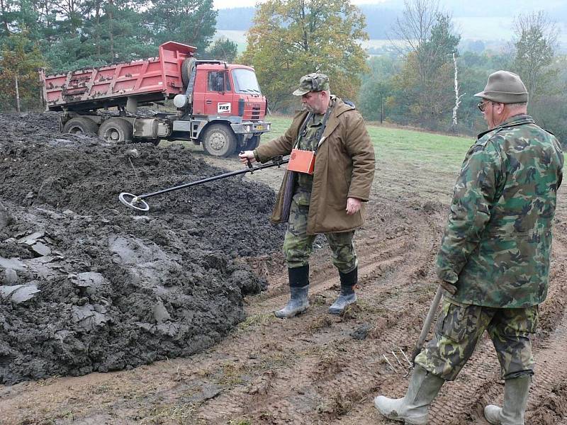 Každou fůru je třeba projet detektorem. Ten odhalí ruční granát do 75 centimetrů a takovou kancelářskou sponku do 15 centimetrů bahna.