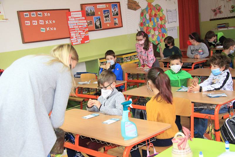 Testování školáků v ZŠ Vodňanská.