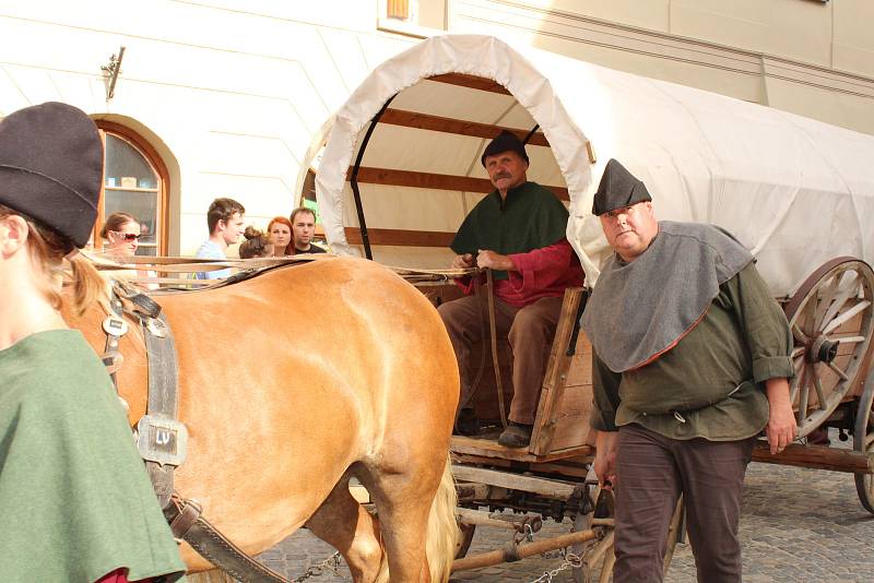 Soumaři z něneckého Grainetu přivezli čerstvou sůl. Tu předali na pódiu rychtáři, jenž ještě smlouval o ceně.