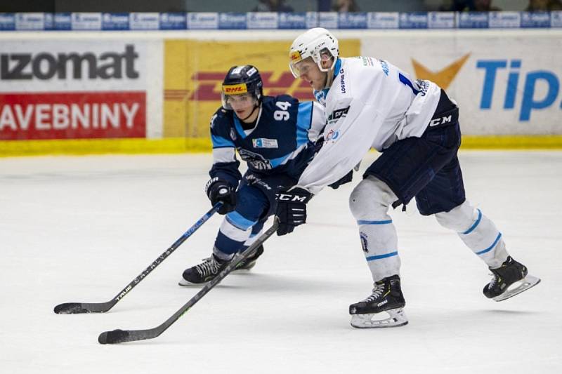 Martin Böhm v modrém brání Jana Slaninu ve finále juniorské extraligy.