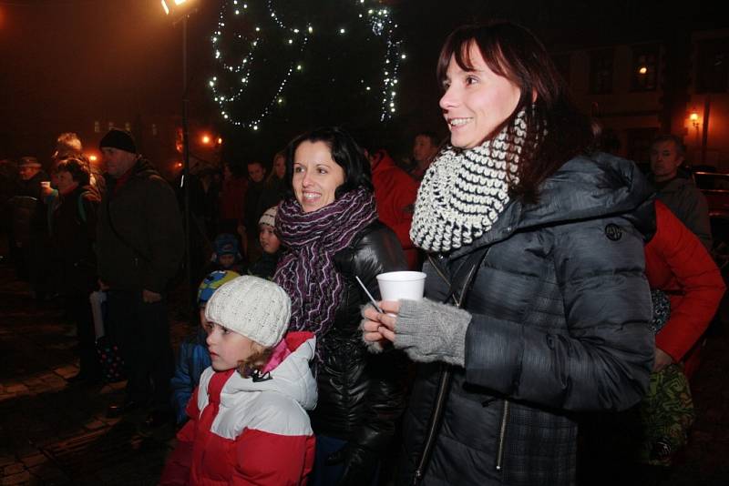 Česko zpívá koledy podpořili i Prachatičtí na Velkém náměstí.