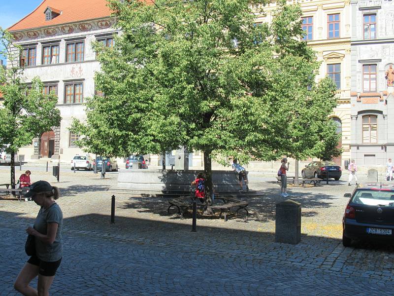 V Prachaticích od rána místní rozhlas hlásí opatření, která by lidé měli dodržovat. Roušky nasazuje asi polovina lidí především při nakupování. Izolovaní cizinci jsou vidět u ubytovny, když chodí kouřit ven.