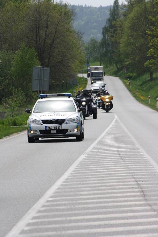 Od hraničního přechodu ve Strážném doprovázeli skupinku motorkářů, mezi nimiž byli i dva členové Nočních vlků, policisté. kolona právě přijíždí k čerpací stanici ve Vitějovicích.