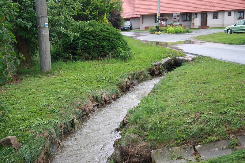 Tři domy, ve kterých počítají majitelé škody,  vytopené sklepy, podmáčené trávníky a nepořádek. To všechno za sebou nechala voda, která protekla obcí Chlumany na Prachaticku v sobotu 22. června.