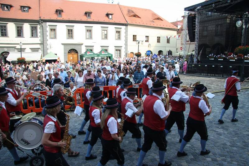 Slavnosti Zlaté stezky v Prachaticích zahájil v pátek v 17 hodin slavnostní průvod a historická ceremonie věnovaná zasedání městské rady nad návrhem nové prachatické kašny.