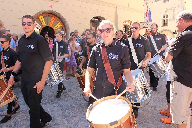 Kočár tažený koňmi přivezl na Velké náměstí Leonu Machálkovou. V průvodu se představili všichni účinkující.