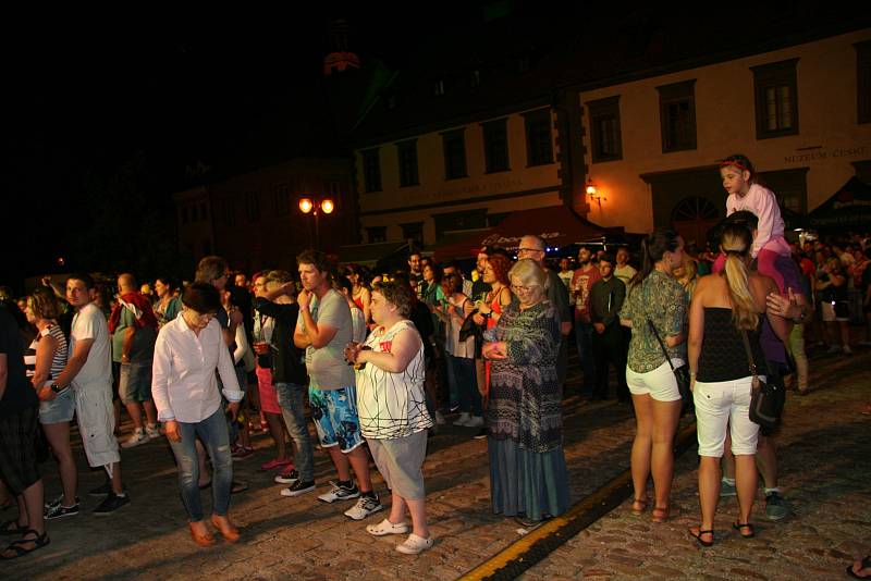 Vypsaná fixa zvedla do vzduchu v pátek večer doslova stovky rukou. Návštěvníci prachatických slavností neváhali a z dlažby náměstí se stal taneční parket. Každý song odměnili potleskem.