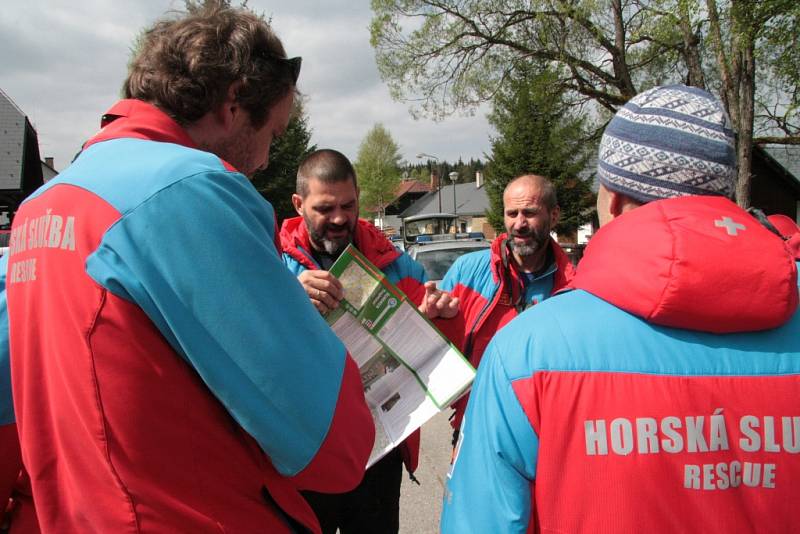 Oblast Národního parku Šumava od Nového Údolí přes Vltavskou cestu k Nové Peci až po Plešné jezero se ve čtbrtek stala místem pátrání po dvanácti ztracených účastnících nelegálního závodu. Naštěstí se jednalo o součinnostní cvičení záchranných složek.