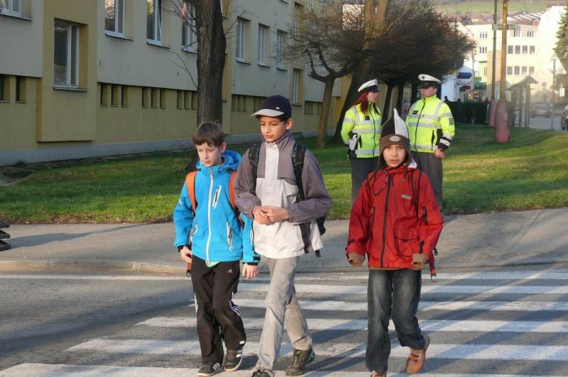 U Základní školy ve Vodňanské ulici v Prachaticích se děti dozvěděly, jak správně přecházet přes přechod. 