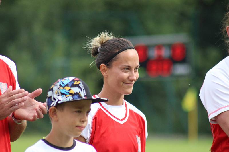 Strunkovická stará garda se rozešla s týmem sportovců a umělců smírně 8:8.