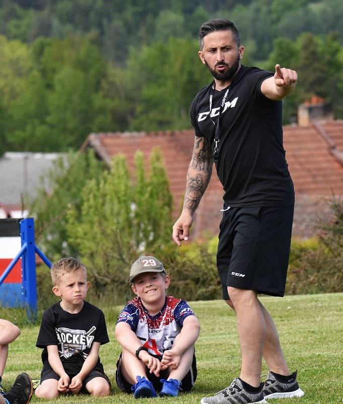 Mladí vimperští hokejisté se připravují na suchu na hřišti v Budilově.