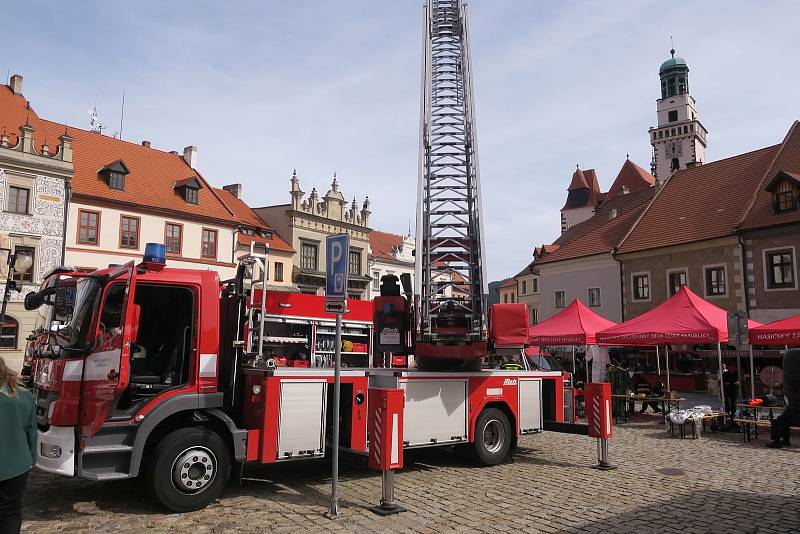 Prachatičtí hasiči na Velkém náměstí předvedli svoji výjezdovou techniku, která byla slavnostně posvěcena i práci lezců.