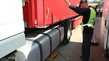 VÁŽENÍ KAMIONŮ. Řidiči nákladních aut včera 21. dubna najížděli v areálu správy a údržby silnic na speciální zařízení, které přesně zvážilo hmotnost aut.
